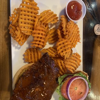 Fat Bottom Brewing - Nashville Hot Chicken with sweet potato fries - Beer Bar Near Me - Nashville, Tennessee