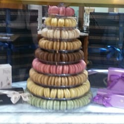 CREAMS British Luxury - A mountain of macarons