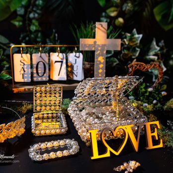 Capture Epic Moments - Fotografía de detalles nupciales que presenta una composición elegante con cofres de cristal decorados con perlas, accesorios brillantes y u - Event Photography Near Me Capture Epic Moments - Fotografía de detalles nupciales que presenta una composición elegante con cofres de cristal decorados con perlas, accesorios brillantes y u - Event Photography Near Me