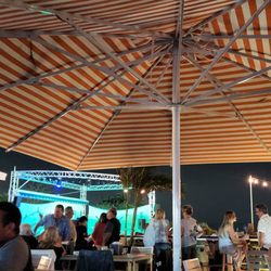 The Boat Yard Waterfront Bar And Grill At Tobay Beach - Outdoor seating