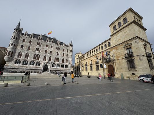 Palacio De Los Guzmanes by null