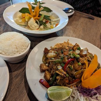 Chatayee Thai - top left vegan kang kewan, bottom right tofu pad thai - Thai Near Me - Philadelphia, Pennsylvania Chatayee Thai - top left vegan kang kewan, bottom right tofu pad thai - Thai Near Me - Philadelphia, Pennsylvania