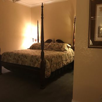 The Red Door Bed and Breakfast - Room 1 (Yellow Room) - Bed & Breakfast Near Me - Mason, Texas The Red Door Bed and Breakfast - Room 1 (Yellow Room) - Bed & Breakfast Near Me - Mason, Texas