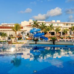 Carolyn Waffle Certified Travel - Moon Palace in Cancun, Mexico: swim area.