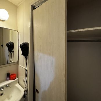Royal Grove Waikiki - Dirty top shelf, probably never cleaned..doors and handles are not cleaned, and wall was disgusting...cleaned it myself!! - Hotels Near Me - Honolulu, Hawaii