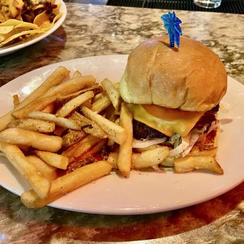 Jimmy Buffett's Margaritaville - Jr cheeseburger - Bars Near Me - Universal City, California