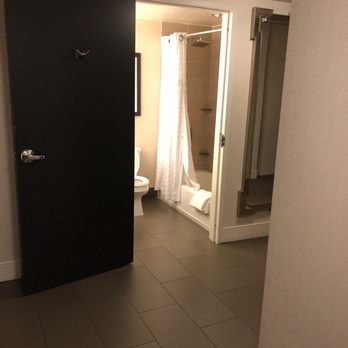 Hilton Austin - Large entrance - Hotels Near Me - Austin, Texas Hilton Austin - Large entrance - Hotels Near Me - Austin, Texas