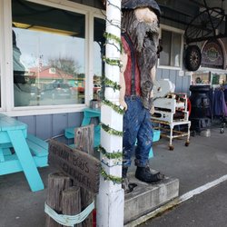 Marsh's Free Museum - Marsh's Free Museum to the right of Captain Bob's Chowder