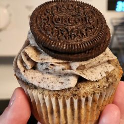 A.L.L. Sweet Shop & Bakery - Cookies n' Cream Oreo Cupcake