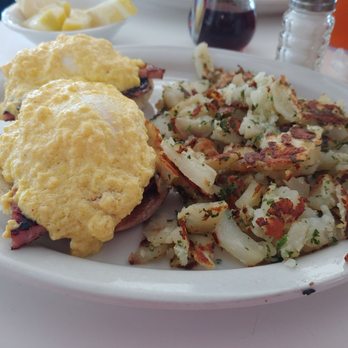 Zig's Restaurant - What is supposed to be a eggs benedict - American Near Me - Reseda, California