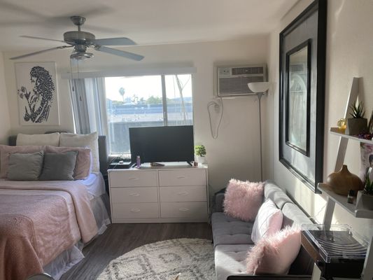 Hollywood Off Vine (Hov) by null