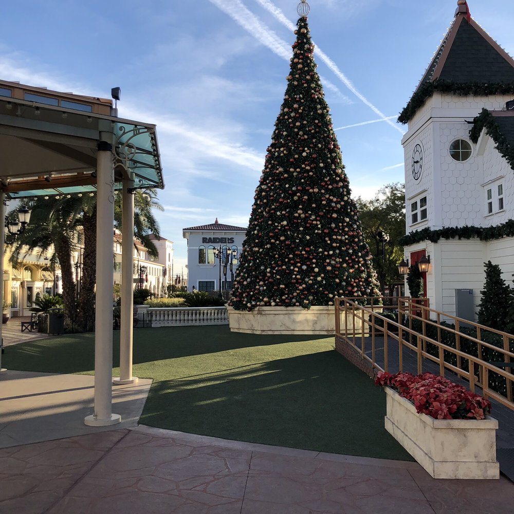 Town Square Park - Gorgeous Xmas Tree! Let The Spirit Live Worldwide! - Parks Near Me - Las Vegas, Nevada Town Square Park - Gorgeous Xmas Tree! Let The Spirit Live Worldwide! - Parks Near Me - Las Vegas, Nevada