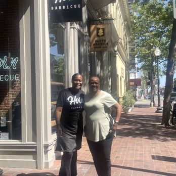 Horn Barbecue - My mom and the owner mother of horn BBQ - Barbeque Near Me - Oakland, California
