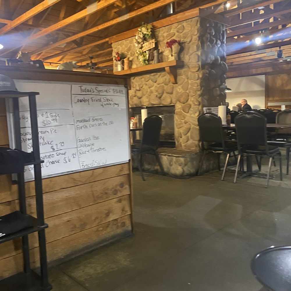 Jomax BBQ - Quaint inside - Barbeque Near Me - Metter, Georgia