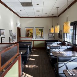 Hof's Hut Restaurant & Bakery - Dining room