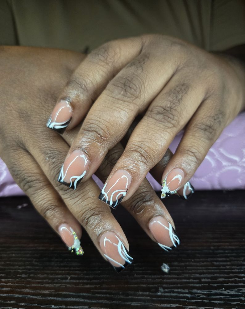 Luxury Nails 8 Logo