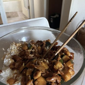 Egg Roll King - Kung pao chicken. I put it in my own bowl. Was a la Carte - Chinese Near Me - Red Bluff, California