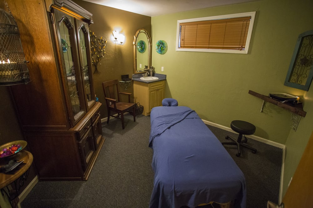Advanced Massage Professionals & Associates Logo