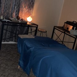 Healing Kneadz Therapeutic Massage - Massage room
