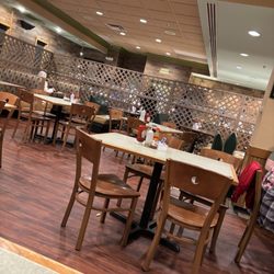 Magnolia's At 26th - The buffet is behind the lattice. Two very friendly serves will dish up the yummy stuff!!!