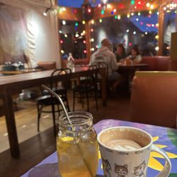 Café l'Innocent - Homemade iced tea and hot chocolate. Metal straw and cute cat mug!