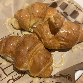 Cheddar's Scratch Kitchen - Honey Butter Croissants - American Near Me - Tulsa, Oklahoma