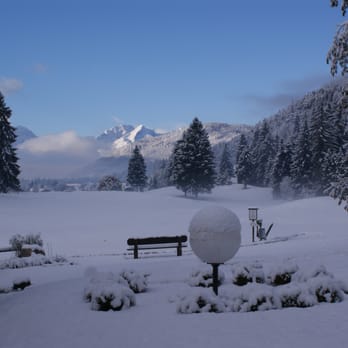 Golf Alm - Blick auf die Alp und Zugspitze von Garmisch-Partenkirchen - Bavarian Near Me - Wallgau, BY