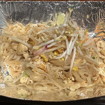Lucky Noodles - OMG Pad Thai with chicken - Thai Near Me - Denver, Colorado