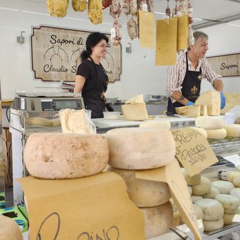 Italy with Bella - Cheese vendors in the market place at Camucia - Travel Agents Near Me - Franklin, Tennessee Italy with Bella - Cheese vendors in the market place at Camucia - Travel Agents Near Me - Franklin, Tennessee