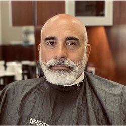 ROOSTERS MEN'S GROOMING CENTER
