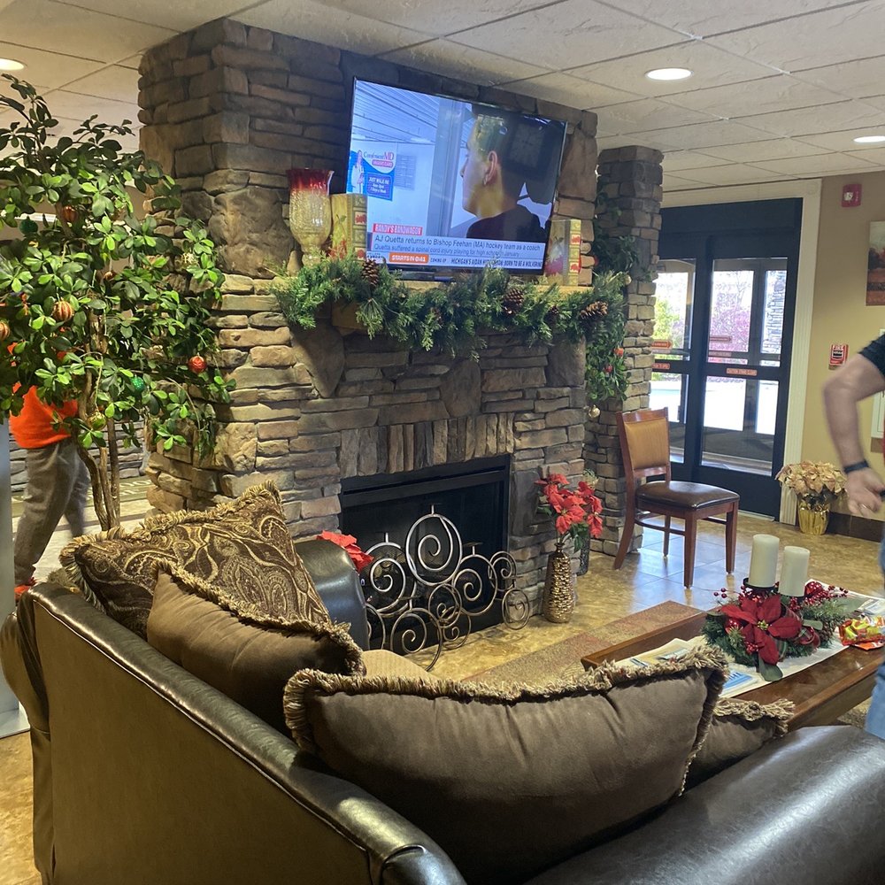 StoneBrook Lodge - Lounge area - Hotels Near Me - Cherokee, North Carolina StoneBrook Lodge - Lounge area - Hotels Near Me - Cherokee, North Carolina