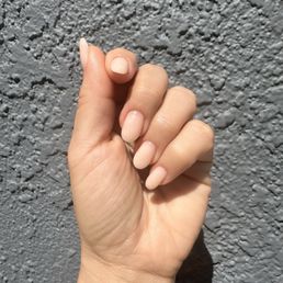 Amy is a pro and is also so fun to chat with. This is a hard job Manny in the shade latte absolutely obsessed with this color.