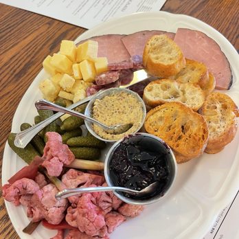 Wolf's Ridge - Ploughman's Plate - New American Near Me - Worthington, Ohio