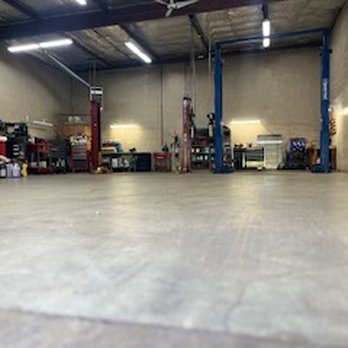 Lewis Automotive - Font of shop, looking in at service bays - Auto Repair Near Me - Gresham, Oregon Lewis Automotive - Font of shop, looking in at service bays - Auto Repair Near Me - Gresham, Oregon