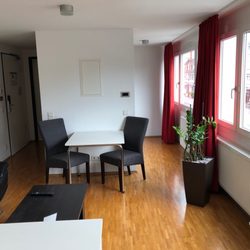 Seeger Living - Ein Zimmer mit Bett und Couch TV