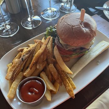 Swiftwater Cellars - Hamburger - New American Near Me - Cle Elum, Washington