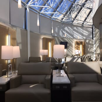 United Club - Seating area with power - Airport Lounges Near Me - Dallas, Texas