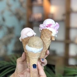 De IJssalon - Strawberry * Oreo * Coffee * Cherry €1.40 single scoop * £ 2.80 double scoop