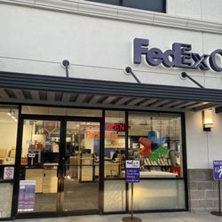FedEx Office Print & Ship Center - Quick dropoff parking