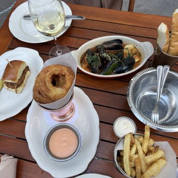Gilt Bar - Steamed Mussels, slider, onion rings, fries - New American Near Me - Chicago, Illinois