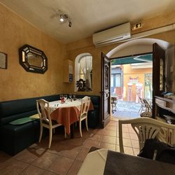 La Grignotiere - Interior looking to the street