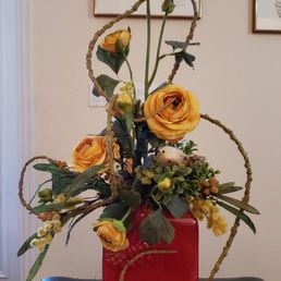 A wonderful dry flower arrangement with bird and birds nest