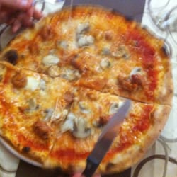 Il Ghiottone di Lombardo Antonio - Sausage, mushroom, and cheese.  Another one of my friends favorite !