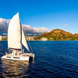 Pau Hana Sailing - Sailing past Diamond Head