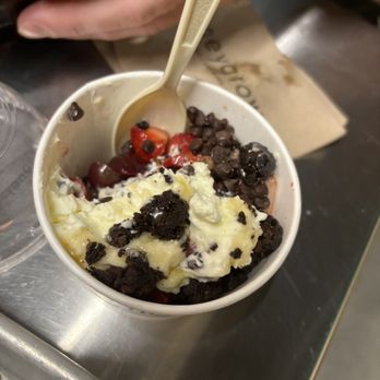 honeygrow - Brownie dessert - Salad Near Me - Boston, Massachusetts