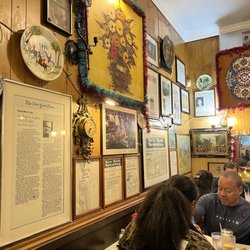 Tom's - Deli interior