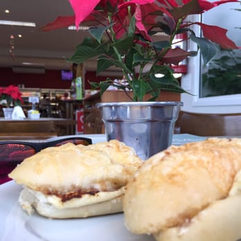Tia Alice - Pombinha = basquete de provolone na chapa com manteiga e saída de requeijão com queijo Minas! - Bakeries Near Me - Holambra, SP Tia Alice - Pombinha = basquete de provolone na chapa com manteiga e saída de requeijão com queijo Minas! - Bakeries Near Me - Holambra, SP