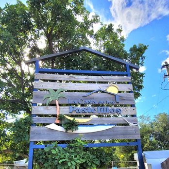 La Casa de los Pastelillos - Sign out front of entrance. - Seafood Near Me - Guayama, Puerto Rico