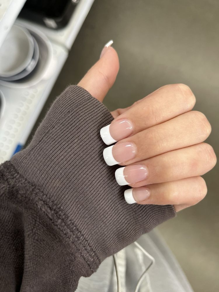 Viola Nail & Spa Logo