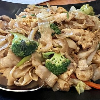 Laos Kitchen - Pad Kee Mao chicken - Laotian Near Me - San Rafael, California